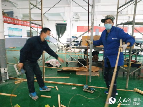 丹江口際華3541服裝公司克難復(fù)工 生產(chǎn)防護服 口罩等防疫用品