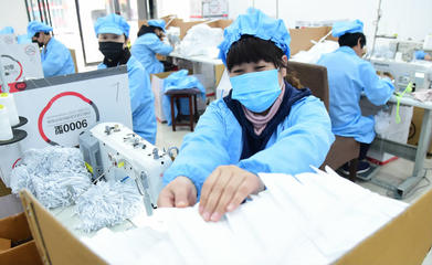 制衣店改線生產口罩 全力滿足市場需求