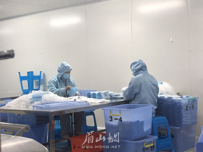 不漲價!我市兩家生產醫(yī)療用品企業(yè)加班加點生產口罩等防護用品